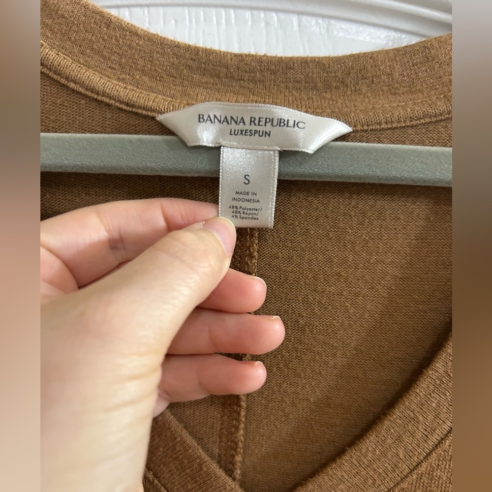 Banana Republic Luxespun V-Neck Brown Sweater - Picture 2 of 3